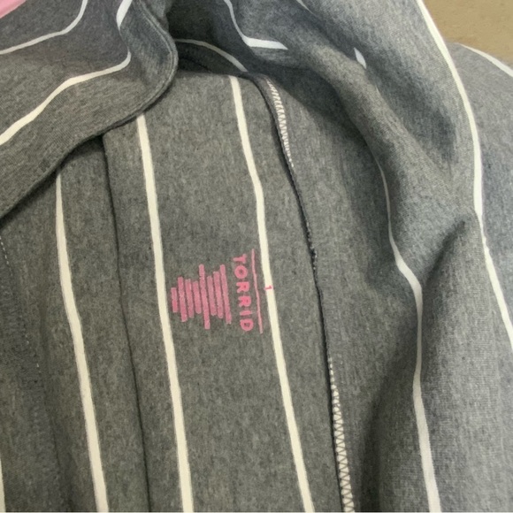 Torrid Striped Foldover Skirt. Gray and White. Size 1. (NWT). - Picture 4 of 5